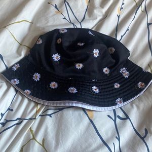 Reversible bucket hat